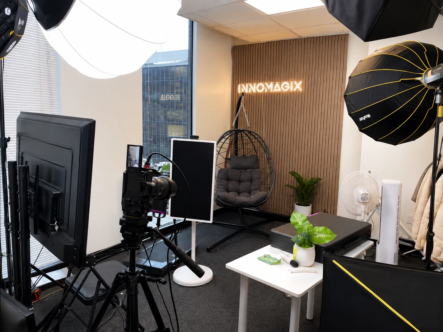 Apolosign home electronics live studio